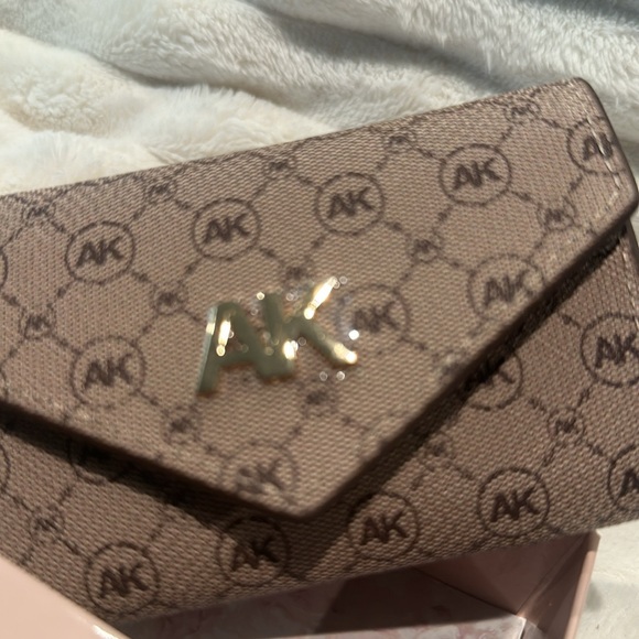 NWT Anne Klein Brown Boxed Card Case with Key ring. - Picture 4 of 8